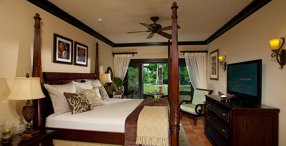 Honeymoon Hideaway Luxury Club Level Villa Room (GC)