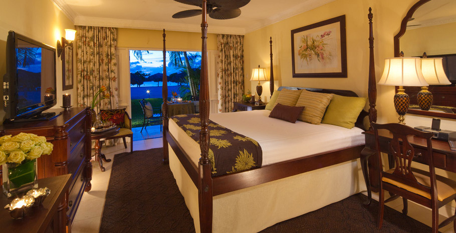 Beachfront Walkout Club Level Room (PW))