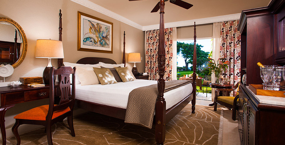 Oceanfront Honeymoon Club Level Room (HW)